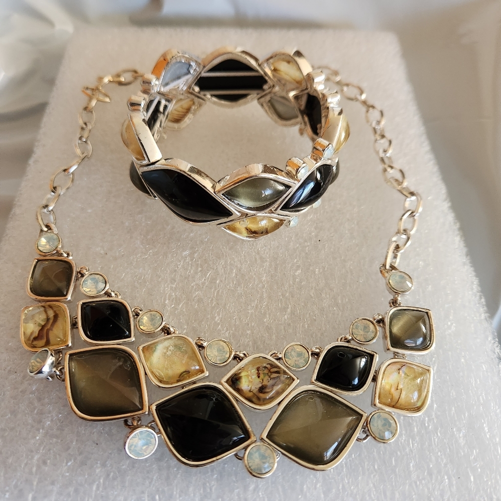MULTI-COLOR STONES 16" NECKLACE MATCHING STRETCH BRACELET IN SILVER TONE SETTING